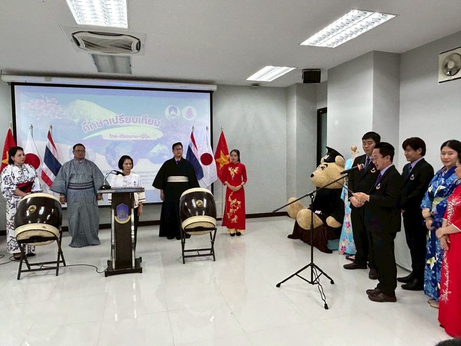 แสดงนิทรรศการผลงานการศึกษาดูงานต่างประเทศ ณ วิทยาเขตเชียงราย