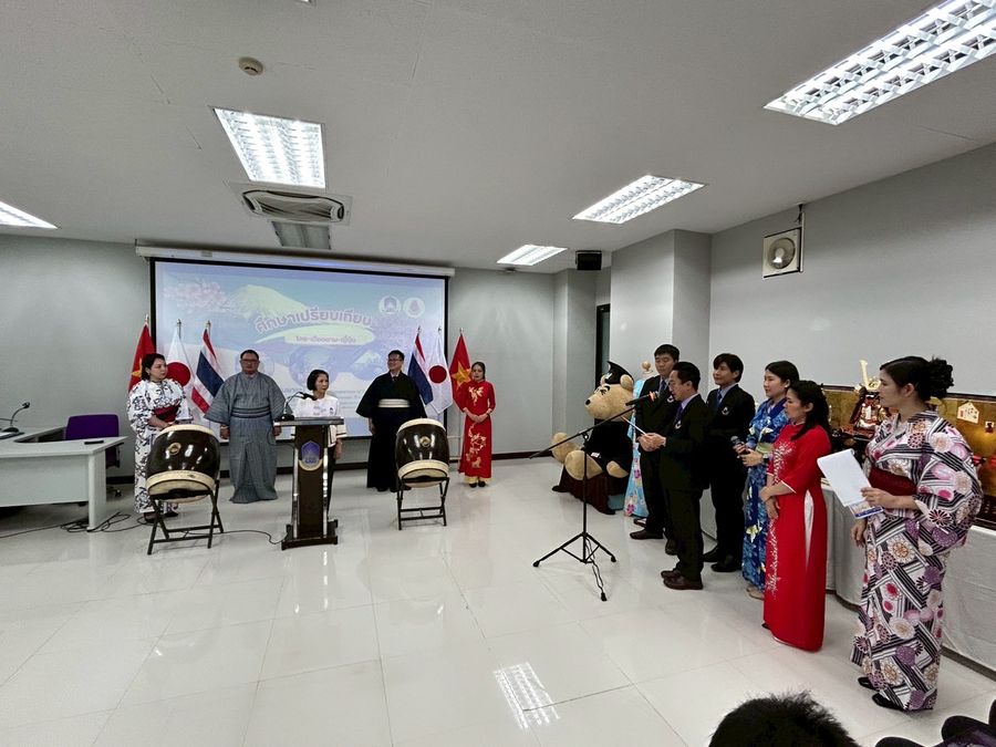แสดงนิทรรศการผลงานการศึกษาดูงานต่างประเทศ ณ วิทยาเขตเชียงราย