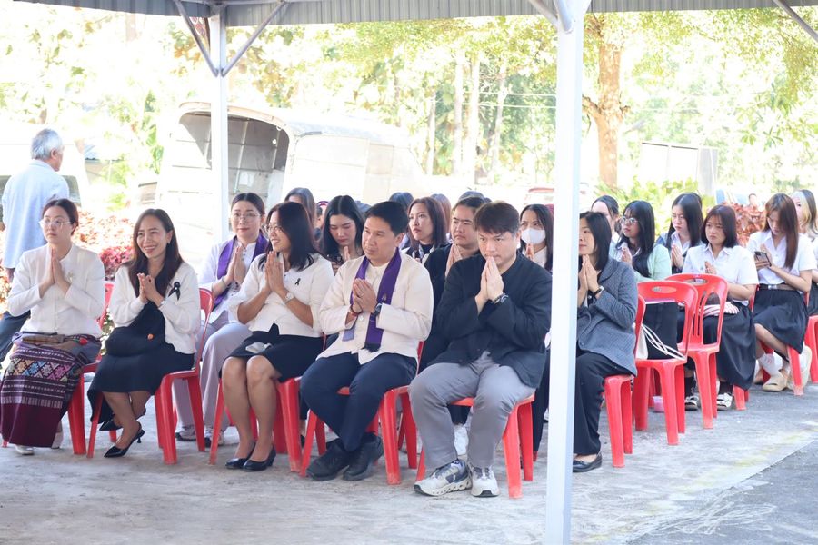 วิทยาเขตเชียงราย ร่วมประเพณีห่มผ้าพระนอน วัดดงพระเจ้า