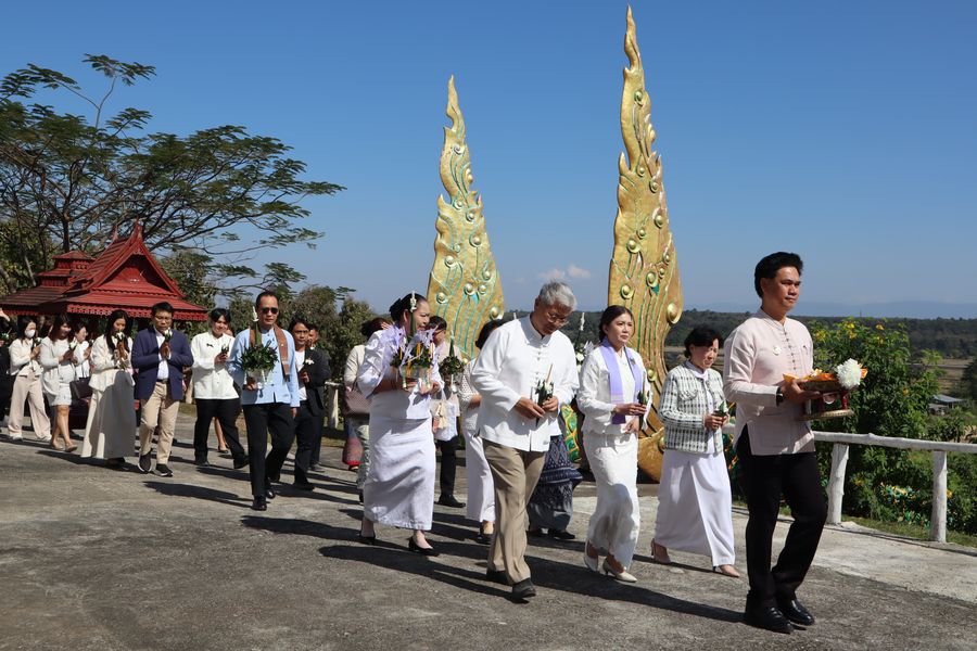 วิทยาเขตเชียงราย ร่วมประเพณีห่มผ้าพระนอน วัดดงพระเจ้า