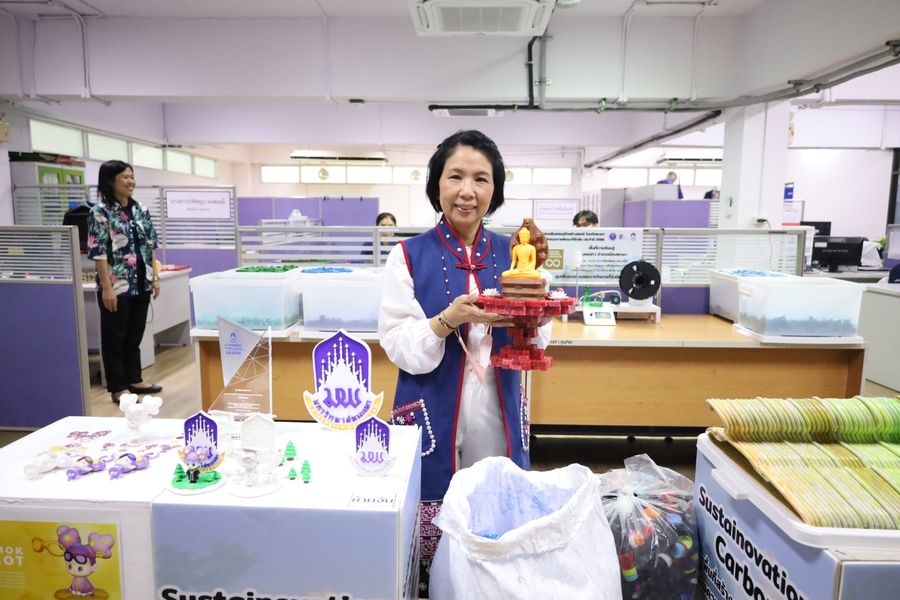 วิทยาเขตเชียงราย มอบฝาขวดน้ำพลาสติกเพื่อแปรรูปเป็นผลิตภัณฑ์รีไซเคิล