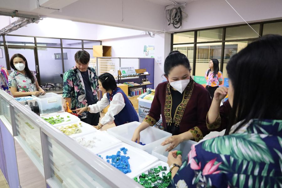 วิทยาเขตเชียงราย มอบฝาขวดน้ำพลาสติกเพื่อแปรรูปเป็นผลิตภัณฑ์รีไซเคิล