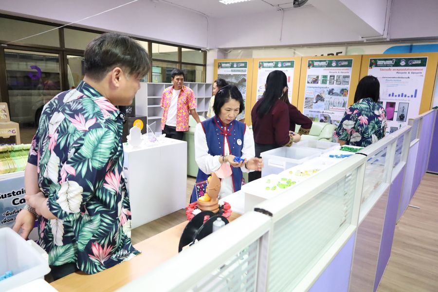 วิทยาเขตเชียงราย มอบฝาขวดน้ำพลาสติกเพื่อแปรรูปเป็นผลิตภัณฑ์รีไซเคิล