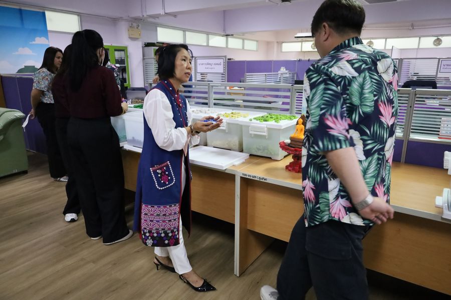 วิทยาเขตเชียงราย มอบฝาขวดน้ำพลาสติกเพื่อแปรรูปเป็นผลิตภัณฑ์รีไซเคิล