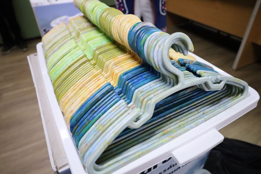 วิทยาเขตเชียงราย มอบฝาขวดน้ำพลาสติกเพื่อแปรรูปเป็นผลิตภัณฑ์รีไซเคิล