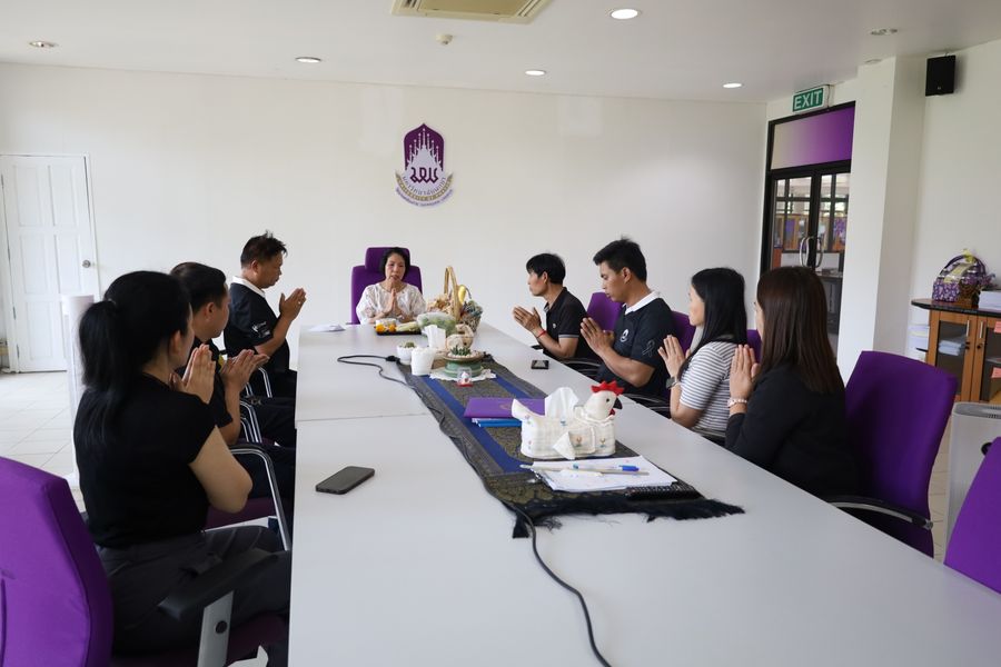 บุคลากรวิทยาเขตเชียงรายร่วมจัดพิธีสระเกล้าดำหัวผู้อำนวยการอย่างพร้อมเพรียง