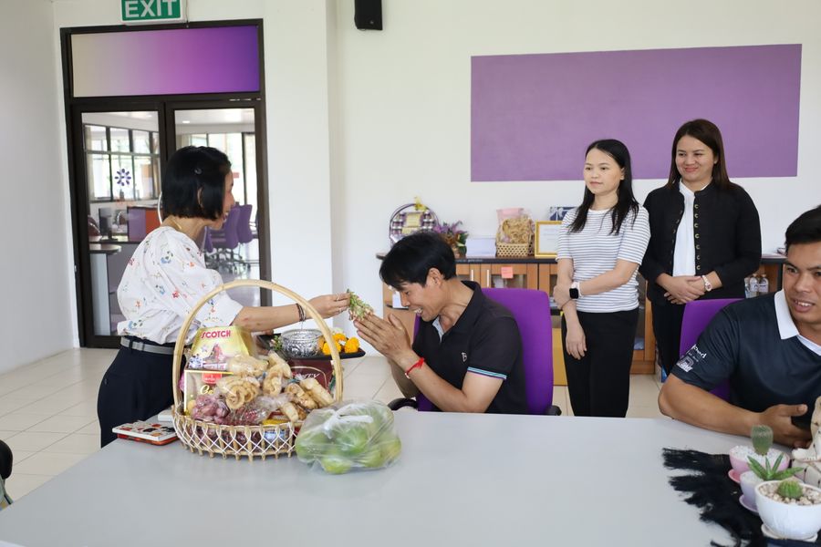 บุคลากรวิทยาเขตเชียงรายร่วมจัดพิธีสระเกล้าดำหัวผู้อำนวยการอย่างพร้อมเพรียง