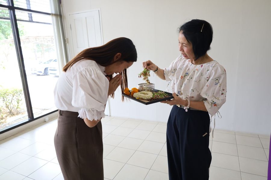 บุคลากรวิทยาเขตเชียงรายร่วมจัดพิธีสระเกล้าดำหัวผู้อำนวยการอย่างพร้อมเพรียง